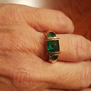 Beautiful Emerald Green Stone Ring